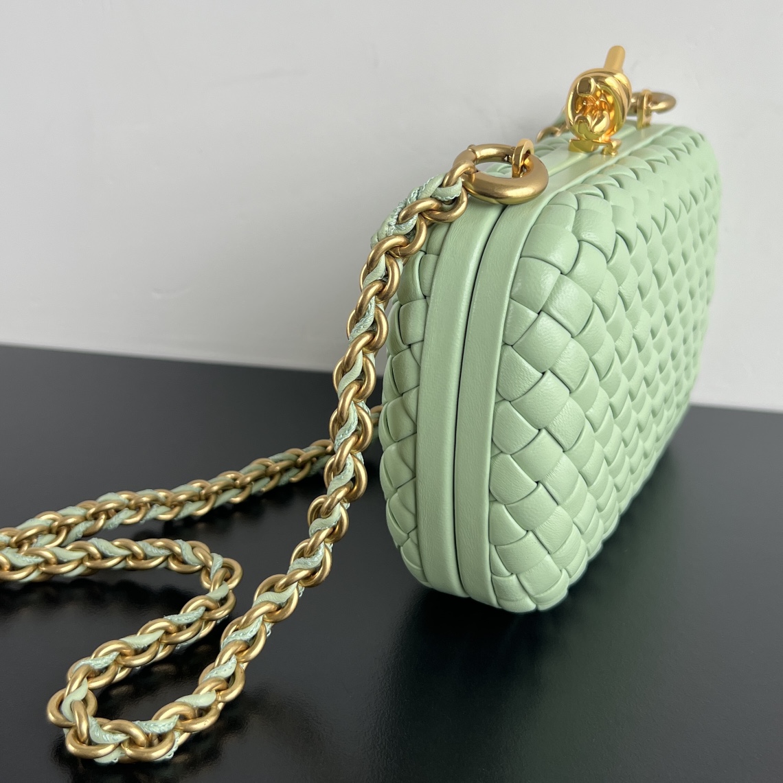 Knot Padded Intreccio Leather Clutch With Chain Green Oasis